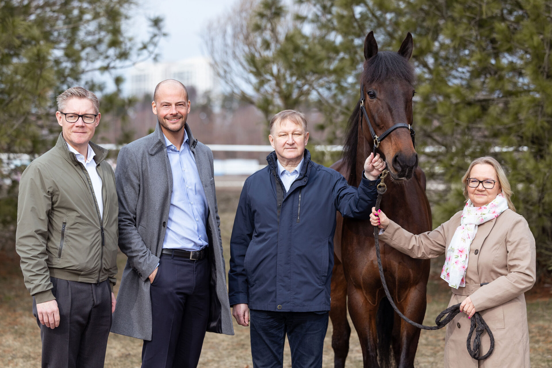 Hans Lord Skarplöth (vd ATG), Mikael Bäcke (Ansvarig för ATG:s verksamhet i Finland), Antti Lehtisalo (styrelseordförande Suomen Hippos), Minna Mäenpää (vd Suomen Hippos) och hästen Gianluca. Foto: Maisa Hyttinen