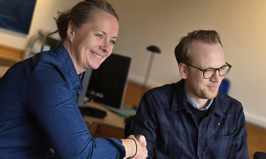 Lisa Lidén, klubbchef, IFK Värnamo, samt Tobias Pettersson, kommunstyrelsens ordförande vid undertecknandet av IOP avtalet. FOTO: Värnamo kommun